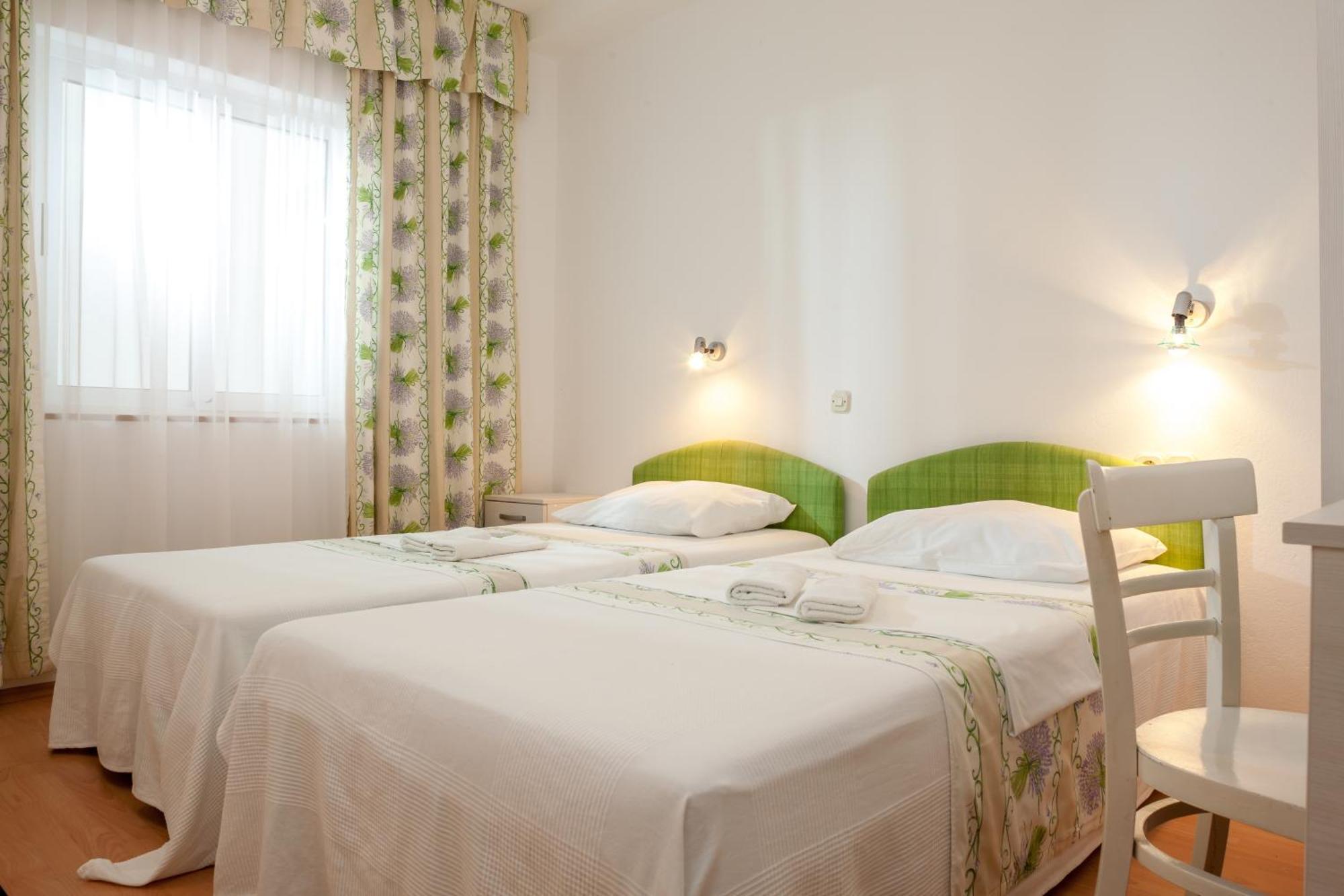 Apartments Leut 80M From The Sea Podgora Oda fotoğraf